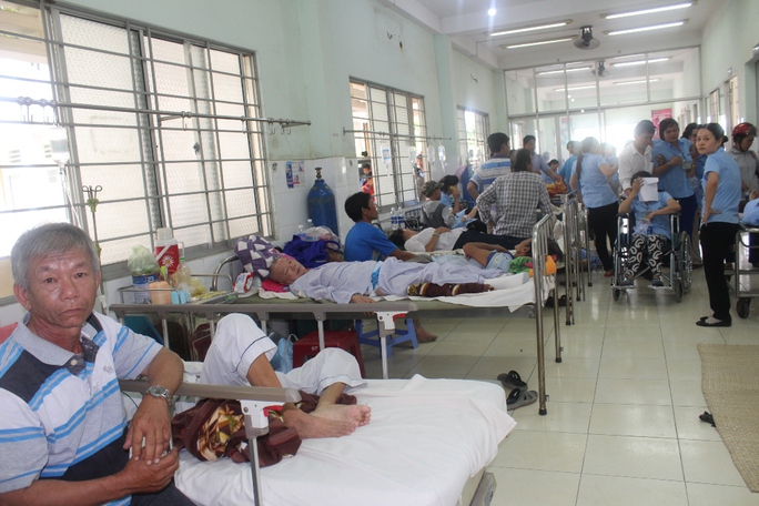 Hơn 100 công nhân nghi ngộ độc thức ăn - Ảnh 1.