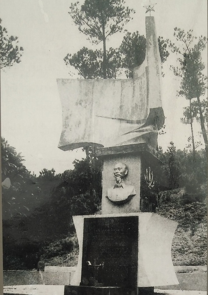 Tượng đài Bác Hồ ở thị trấn Rừng Thông, huyện Đông Sơn (Thanh Hóa) được dựng ở địa điểm đầu tiên Bác dừng chân khi về thăm Thanh Hóa ngày 20-2-1947