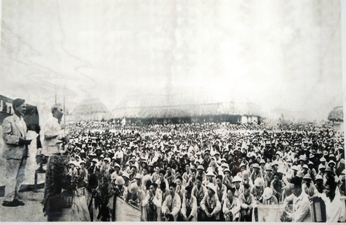 Bác nói chuyện với hơn 1 vạn các đại biểu tầng lớn nhân dân, các dân tộc, tôn giáo, bà con Hoa kiều, cán bộ miền Nam tập kết ra Bắc tại sận vận động thị xã Thanh Hóa ngày 13-6-1957