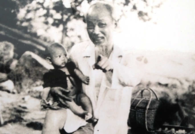 Bác Hồ đến thăm một vài hộ dân ở phố Vinh Sơn và gặp cậu bé Phạm Viết Quý (giờ đã gần 60 tuổi) đang nằm khóc trên chõng tre Bác liền tới bế lên dỗ dành