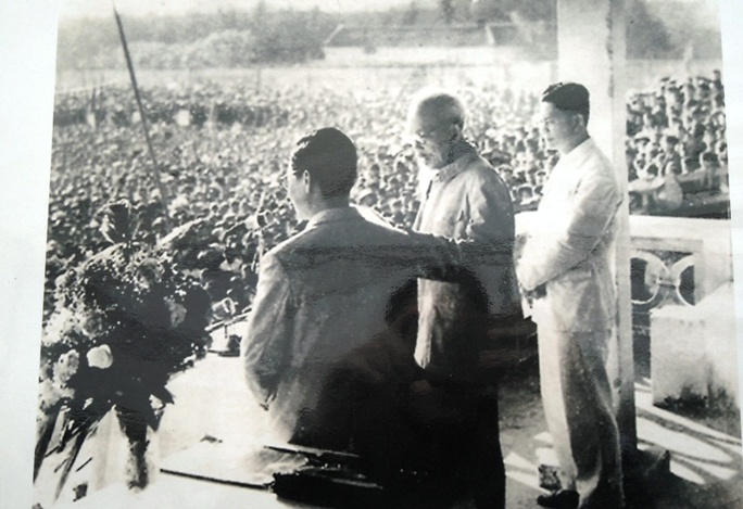 Bác Hồ tại buổi lễ mít tinh ngày 12-12-1961 trước sự cổ vũ reo hò của 40.000 quân, dân tỉnh Thanh Hóa. Đây cũng là lần cuối Bác về với đất và người xứ Thanh trước khi về cõi vĩnh hằng