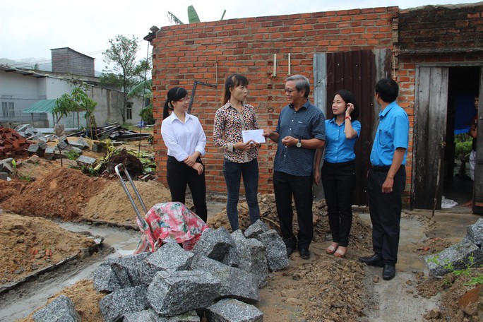Báo Người Lao Động hỗ trợ công nhân Khánh Hòa tan hoang nhà cửa sau bão - Ảnh 4.