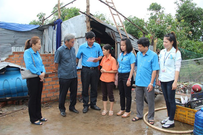 Báo Người Lao Động hỗ trợ công nhân Khánh Hòa tan hoang nhà cửa sau bão - Ảnh 6.