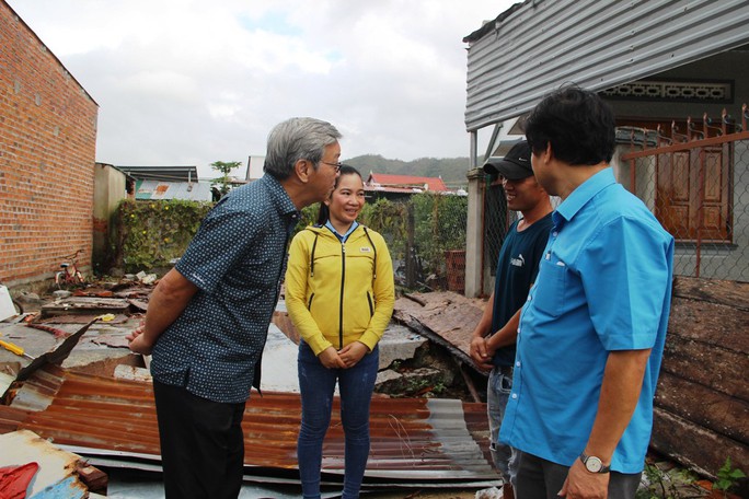Báo Người Lao Động hỗ trợ công nhân Khánh Hòa tan hoang nhà cửa sau bão - Ảnh 5.