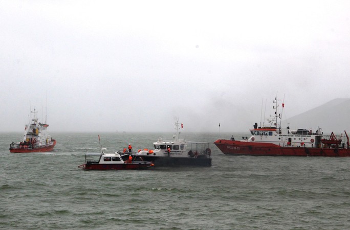 Diễn tập cứu nạn tàu khách cháy khiến 2 người bỏng nặng, 3 người trôi dạt - Ảnh 3.