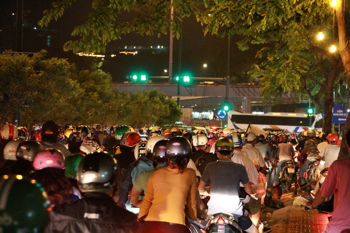 Kẹt xe dữ dội trên đường Phạm Văn Đồng tối cuối tuần - Ảnh 1.