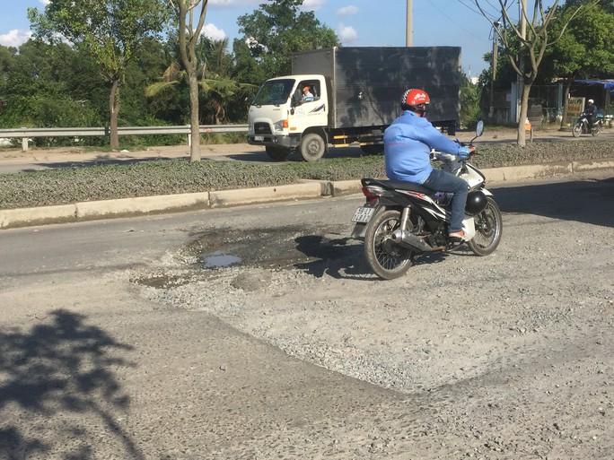Đường Trần Văn Giàu xuống cấp do xe lưu thông đông? - Ảnh 2.