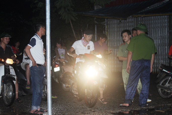 Nước lũ tràn đê sông Bưởi, khẩn cấp sơ tán dân - Ảnh 7.