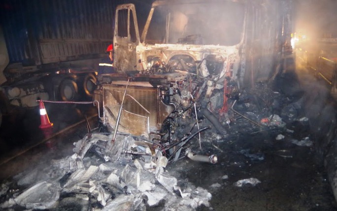 
Đầu xe container cháy rụi, thiệt hại hơn 1 tỉ đồng
