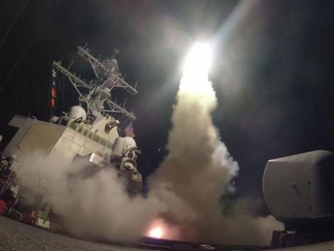 
Hình ảnh Mỹ phóng tên lửa tấn công căn cứ không quân Syria. Ảnh: Independent
