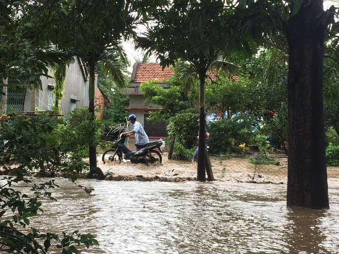 Phú Yên: Nước sông đột ngột lên cao, 1 người bị cuốn trôi - Ảnh 3. Phú Yên: Nước sông đột ngột lên cao, 1 người bị cuốn trôi - Ảnh 3.