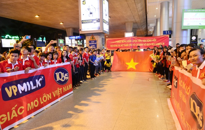 Ngày về rạng ngời của tuyển bóng đá nữ Việt Nam - Ảnh 13.