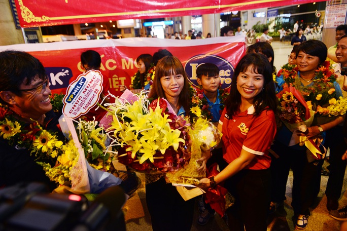 Ngày về rạng ngời của tuyển bóng đá nữ Việt Nam - Ảnh 12.