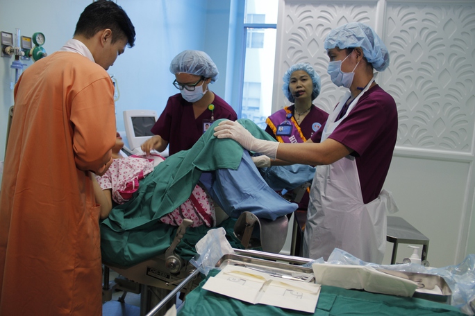 Lần đầu tiên cha được cắt rốn cho con ngay khi chào đời - Ảnh 2.