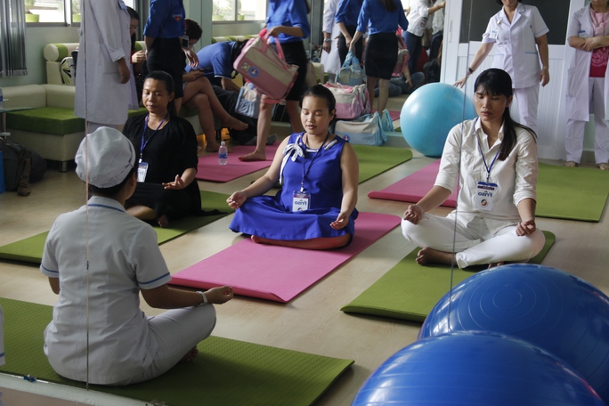 Lần đầu tiên cha được cắt rốn cho con ngay khi chào đời - Ảnh 1.
