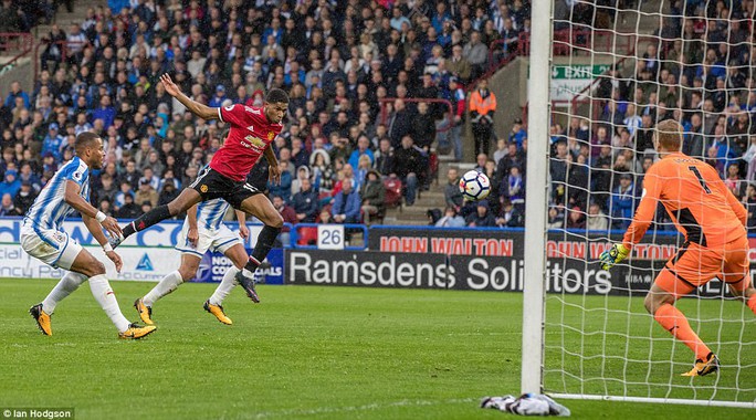 M.U thua sốc Huddersfield: Mourinho khẩu phục - Ảnh 3.