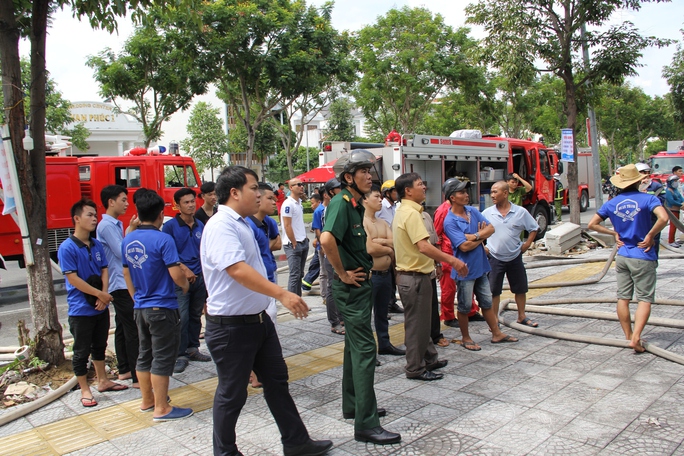 Đà Nẵng: Cháy lớn tại gara ô tô, nhân viên hốt hoảng bỏ chạy - Ảnh 3.