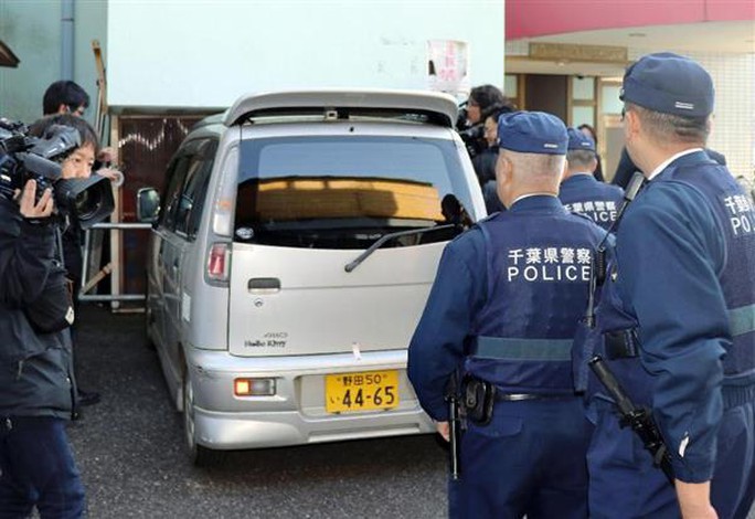 Xe cảnh sát đưa nghi phạm Shibuya đi vào sáng 14-4. Ảnh: Sankei