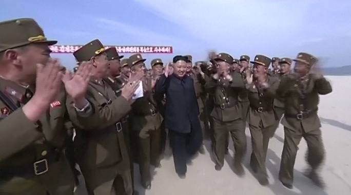 
Lãnh đạo Kim Jong-un hài lòng với buổi tập trận hôm 25-4. Ảnh: The Sun
