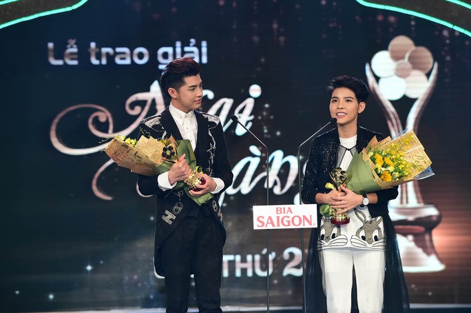 
Noo Phước Thịnh và Vũ Cát Tường nhận giải Nam - Nữ ca sĩ nhạc nhẹ được yêu thích nhất
