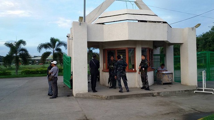 
Cảnh sát canh giữ lối vào TP Kidapawan. Ảnh:Facebook
