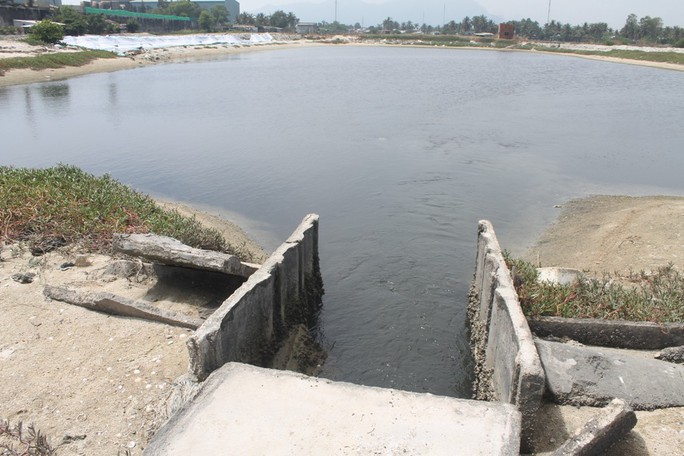 
Nước thải chảy vào khu vực nuôi trồng thủy sản của người dân làm thiệt hại hàng tỷ đồng
