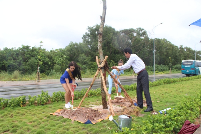 Hoa hậu Hòa bình Thế giới tham gia trồng cây ở Phú Quốc - Ảnh 5.