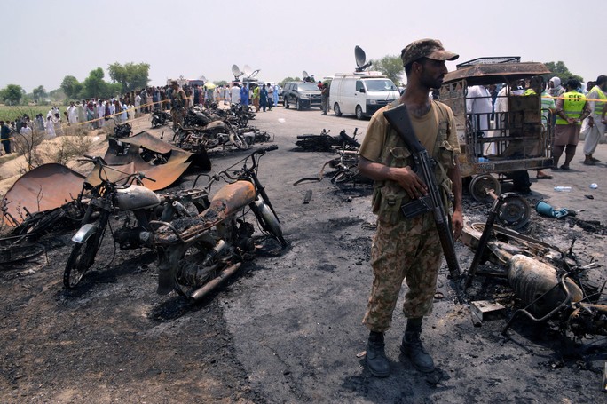 Pakistan: Hốt dầu, 148 người chết cháy - Ảnh 1.