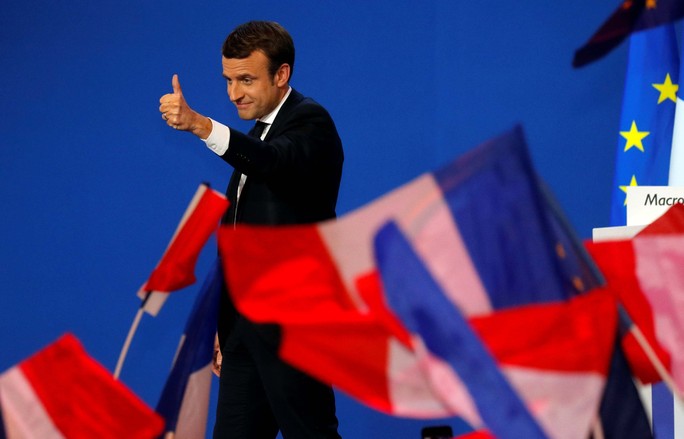 Ông Emmanuel Macron chia vui với cử tri sau khi có kết quả vòng 1 cuộc bầu cử tổng thống hôm 23-4 Ảnh: Reuters