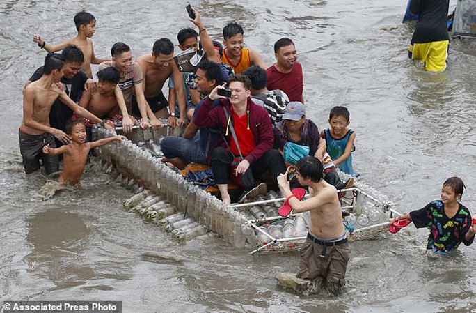 Bão vừa đổ bộ, người dân Philippines ngụp lặn trong nước lũ - Ảnh 8.