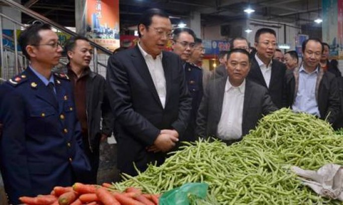 
Bí thư Zhang Yan (thứ ba từ trái sang) thăm một chợ địa phương gần đây. Ảnh: Trang web Phàn Chi Hoa
