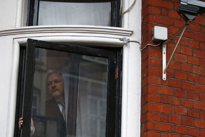 
Ông chủ Wikileaks Julian Assange đang tị nạn trong Đại sứ quán Ecuador tại London-Anh kể từ năm 2014. Ảnh: REUTERS
