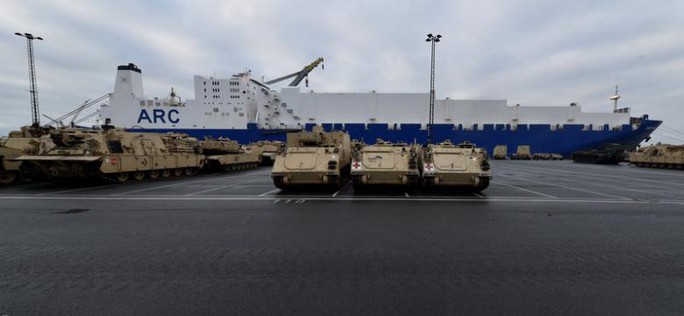 Xe tăng Mỹ rầm rộ tới Đông Âu, Nga tung hệ thống Voronezh