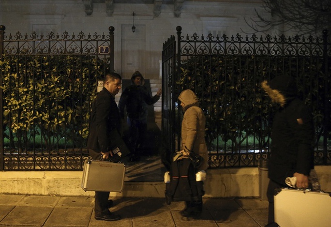 Cảnh sát điều tra tới nhà của Đại sứ Andrey Malanin ở Athens. Ảnh: Daily Mail