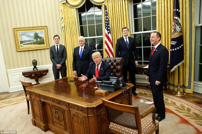 Tân Tổng thống Donald Trump kí một số sắc lệnh đầu tiên trong phòng Bầu dục ngay sau khi nhậm chức. Ảnh: Reuters