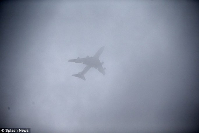 
Chiếc máy bay thường dùng làm Không lực 1, có thể nhìn thấy trên bầu trời, nhưng nó không thể hạ cánh tại Palm Springs.Ảnh: Splash News

