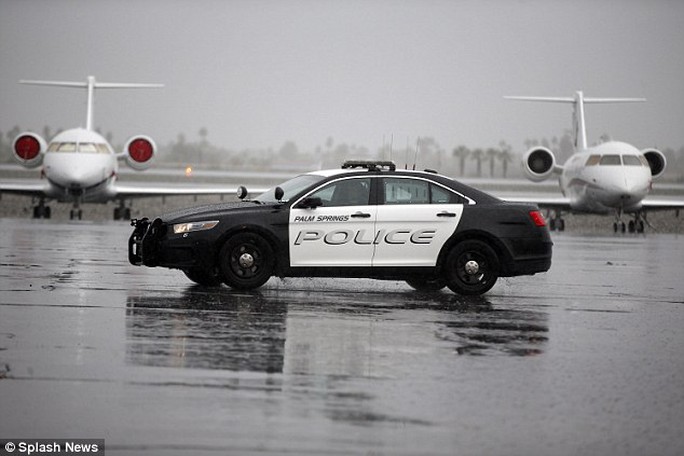 
Cảnh sát địa phương cũng tập trung tại sân bay. Ảnh: Splash News
