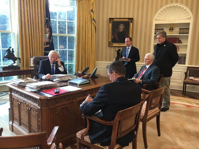 
Thư ký báo chí Nhà Trắng Sean Spicer chia sẻ bức ảnh này lên Twitter kèm chú thích: Sau cuộc gọi 45 phút với Thủ tướng Đức Angela Merkel, Tổng thống Trump đang thực hiện cuộc gọi thứ 3 trong số 3 cuộc điện đàm chính phủ, với Tổng thống Nga Vladimir Putin.
