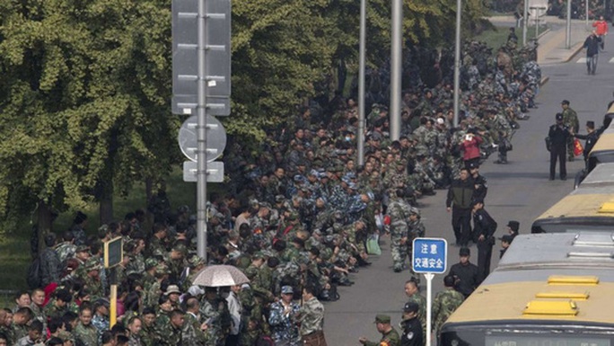 
Cựu quân nhân biểu tình bên ngoài trụ sở Bộ Quốc phòng ở Bắc Kinh hồi tháng 10-2016. Ảnh: AP

