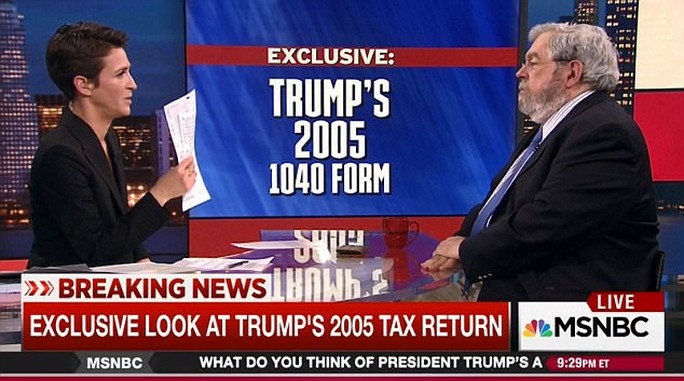 
Nhà báo Johnston (phải) và người dẫn chương trình Maddow trong chương trình về tờ khai thuế năm 2005 của ông Trump. Ảnh: Daily Mail
