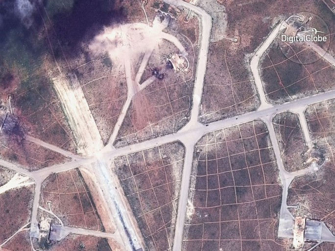 
Lầu Năm Góc công bố hình ảnh vệ sân bay Shayrat gần thành phố Homs sau vụ tấn công của Mỹ
