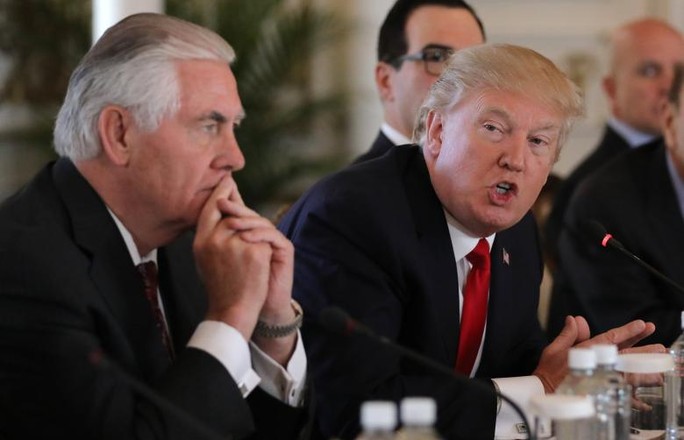 
Tổng thống Donald Trump (phải) và Ngoại trưởng Rex Tillerson. Ảnh: Reuters
