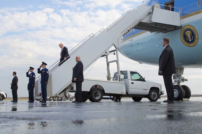 Ông Trump bước xuống từ chiếc Air Force One hôm 26-1. Ảnh: AP