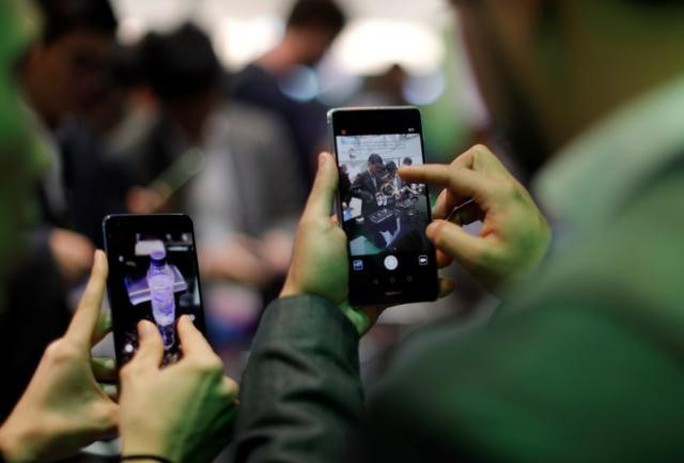 
Smartphone Trung Quốc thời gian gần đây có giá khá cao. Ảnh: Reuters.
