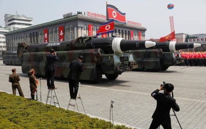 
Tên lửa Triều Tiên trong lễ duyệt binh tại Quảng trường Kim Nhật Thành hôm 15-4. Ảnh: REUTERS
