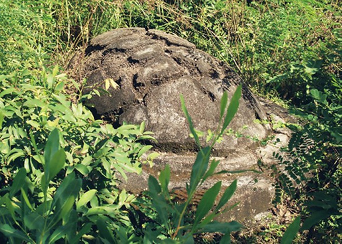 Mộ táng loại hình mai rùa ở núi A Man.