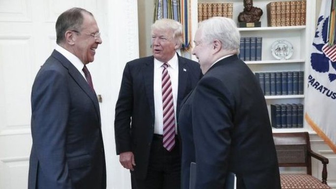Vừa “trảm” sếp FBI, ông Trump gặp quan chức Nga - Ảnh 1.