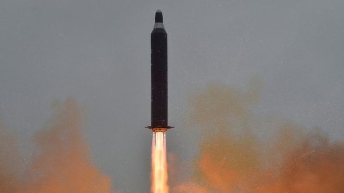 Triều Tiên phóng tên lửa đạn đạo bay 500km - Ảnh 1.