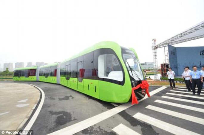 Trung Quốc ra mắt xe “3 trong 1” không cần đường ray - Ảnh 1.