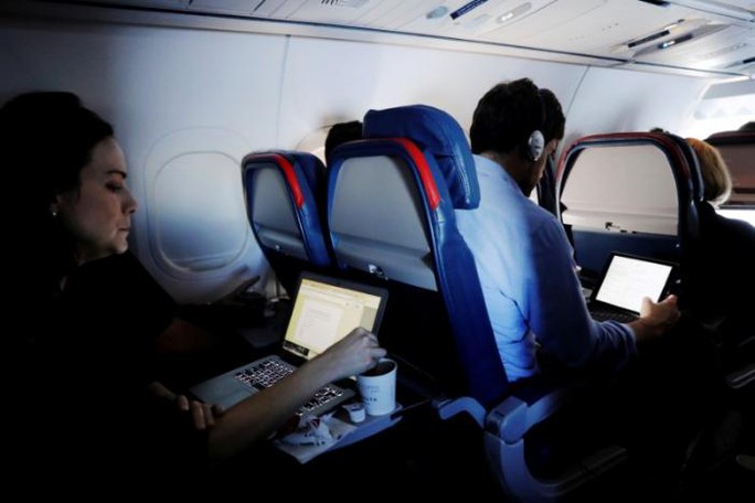 Mỹ: Kế hoạch an ninh mới thay lệnh cấm laptop trên chuyến bay - Ảnh 1.